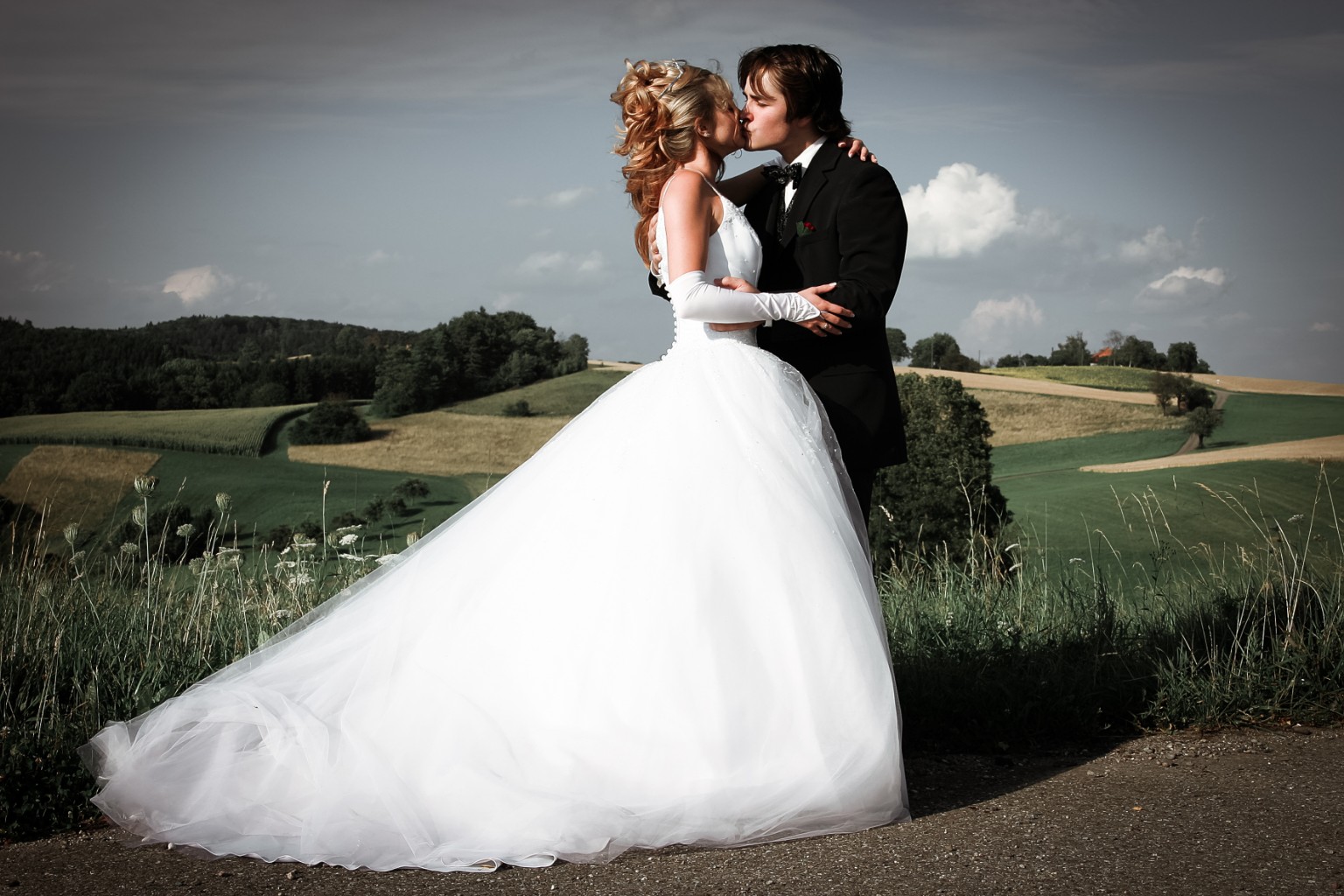 Hochzeitsfotograf Chiemgau – Brautpaar vor historischer Kulisse