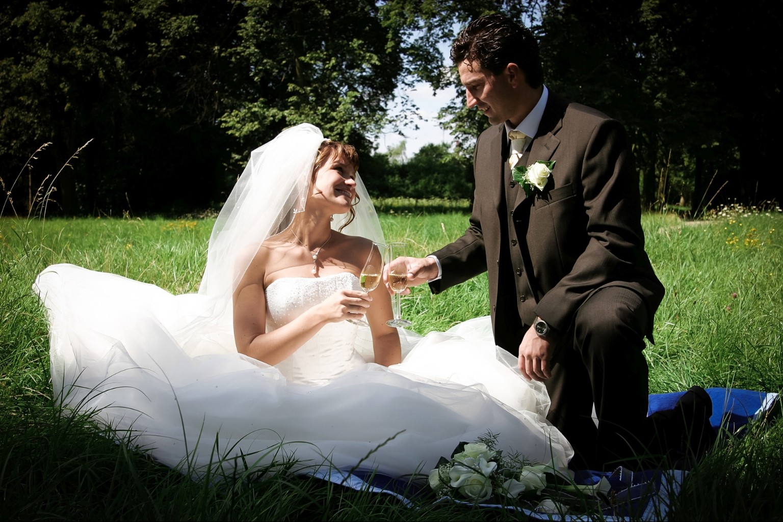 Hochzeitsfotografie Chiemgau – Brautpaar in der Landschaft