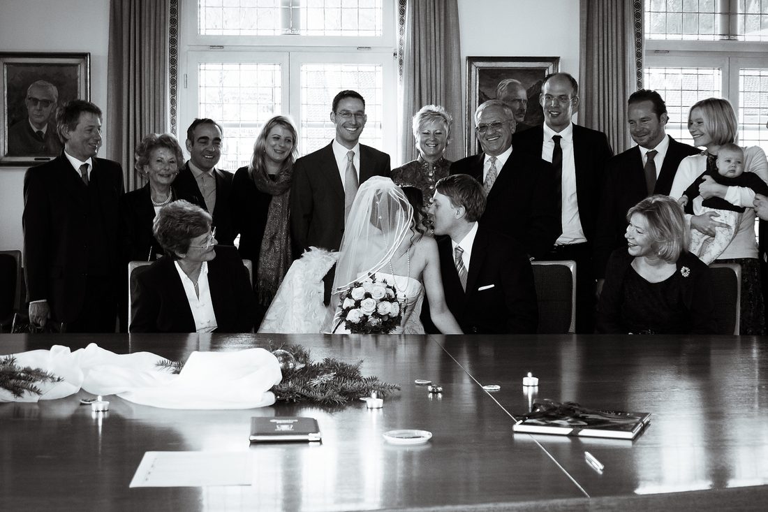 Gruppenbild der Hochzeitsgesellschaft im Trauzimmer, Schwarzweiß