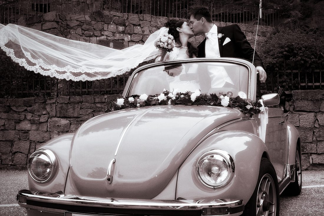 Brautpaar am Oldtimer-Cabrio